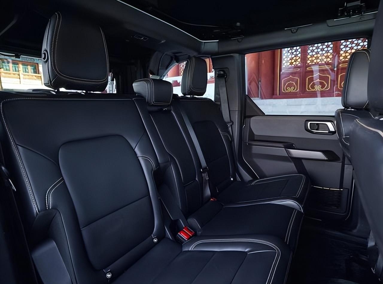 復古的美系SUV,車長4800mm,2.3T四缸+10AT帶大梁,帶3把差速鎖