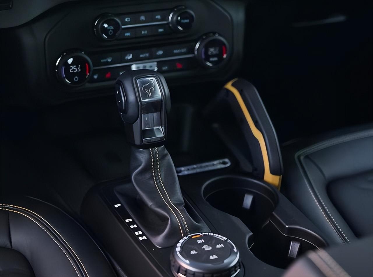 復古的美系SUV,車長4800mm,2.3T四缸+10AT帶大梁,帶3把差速鎖