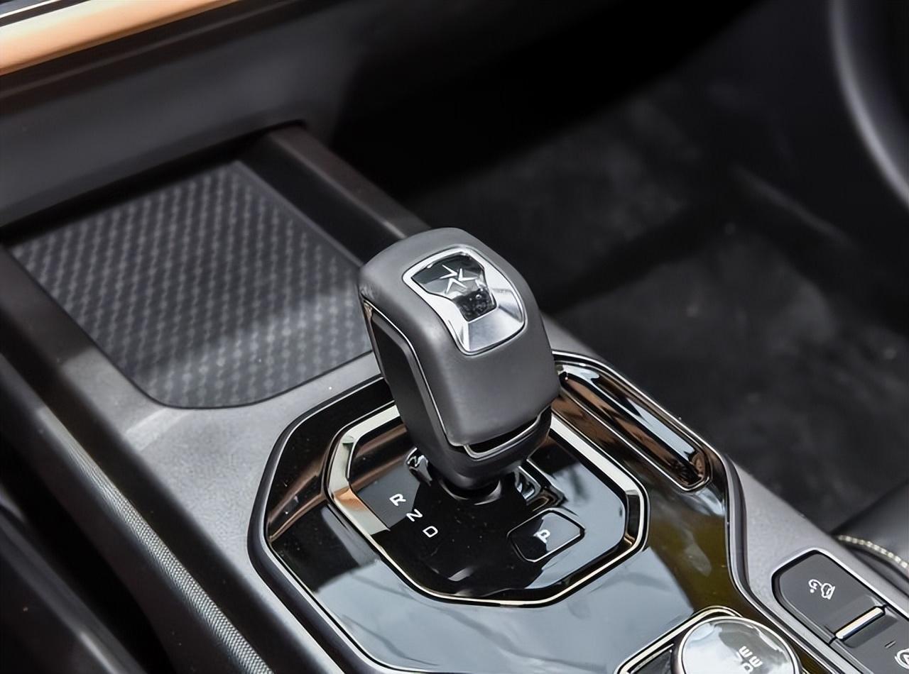 城市硬派SUV,車長4442mm,新增“小書包”,搭載1.5TD四缸+7DCT
