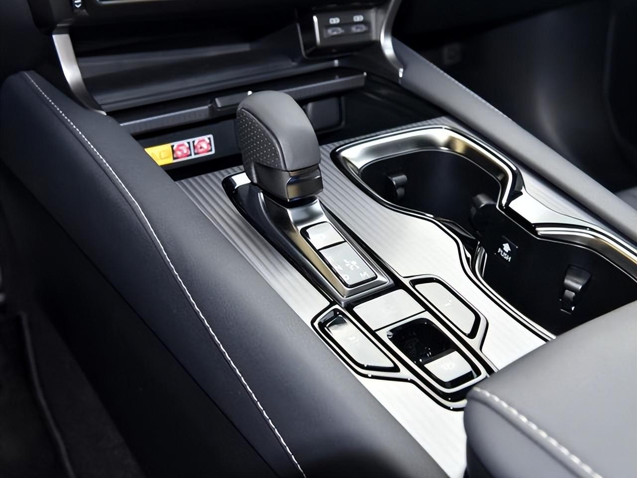 日系豪華SUV,車長4890mm,2.0T四缸+8AT+全輪驅動,起步247馬力