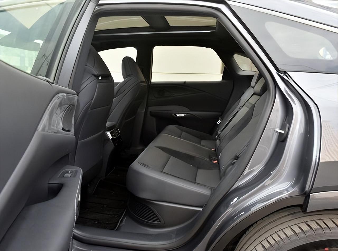 日系豪華SUV,車長4890mm,2.0T四缸+8AT+全輪驅動,起步247馬力