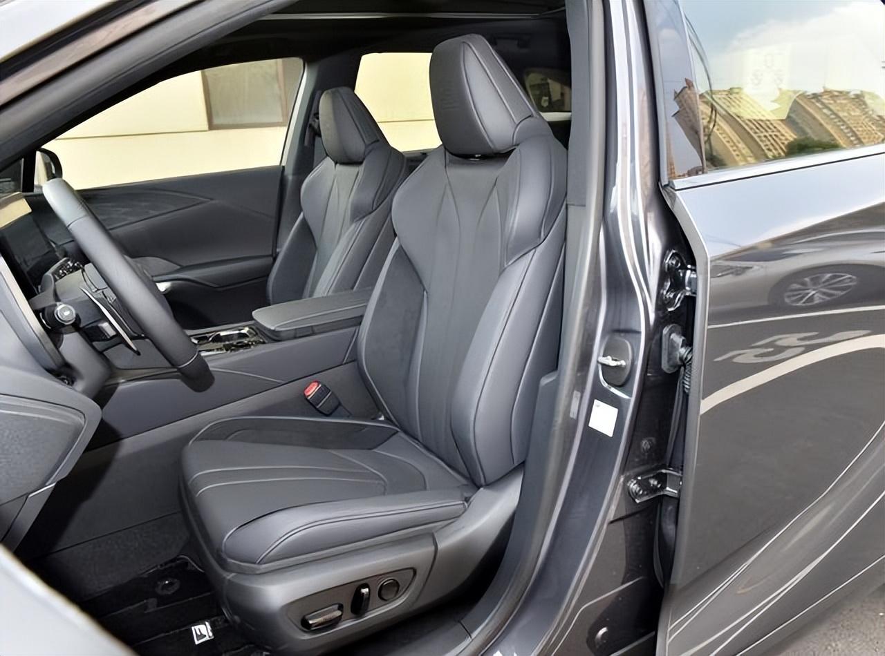 日系豪華SUV,車長4890mm,2.0T四缸+8AT+全輪驅動,起步247馬力