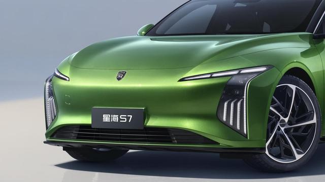 后悔買車買早了!11.98萬能拿下中大型轎車,車長近5米+后置后驅(qū)-有駕 后悔買車買早了!11.98萬能拿下中大型轎車,車長近5米+后置后驅(qū)-有駕