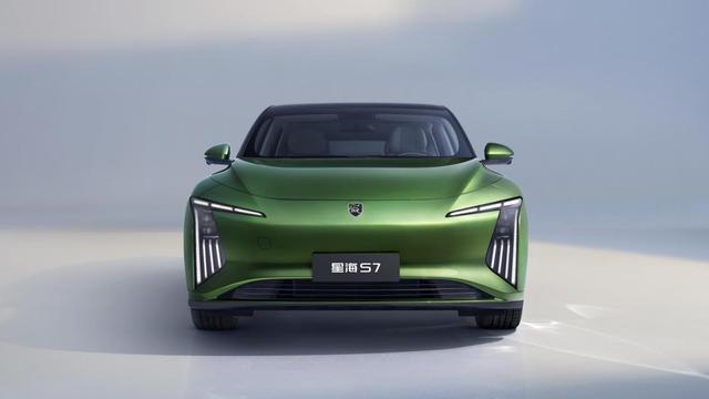 后悔買車買早了!11.98萬能拿下中大型轎車,車長近5米+后置后驅(qū)-有駕 后悔買車買早了!11.98萬能拿下中大型轎車,車長近5米+后置后驅(qū)-有駕