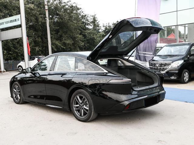 后悔買車買早了!11.98萬能拿下中大型轎車,車長近5米+后置后驅(qū)-有駕 后悔買車買早了!11.98萬能拿下中大型轎車,車長近5米+后置后驅(qū)-有駕